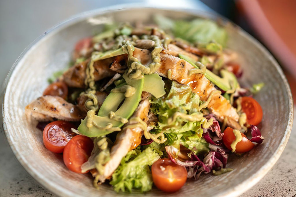 Salat mit Hähnchenbruststreifen und Avokado