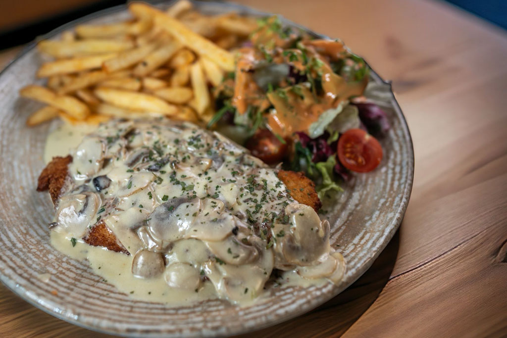 Schnitzerl mit Champignonsoße